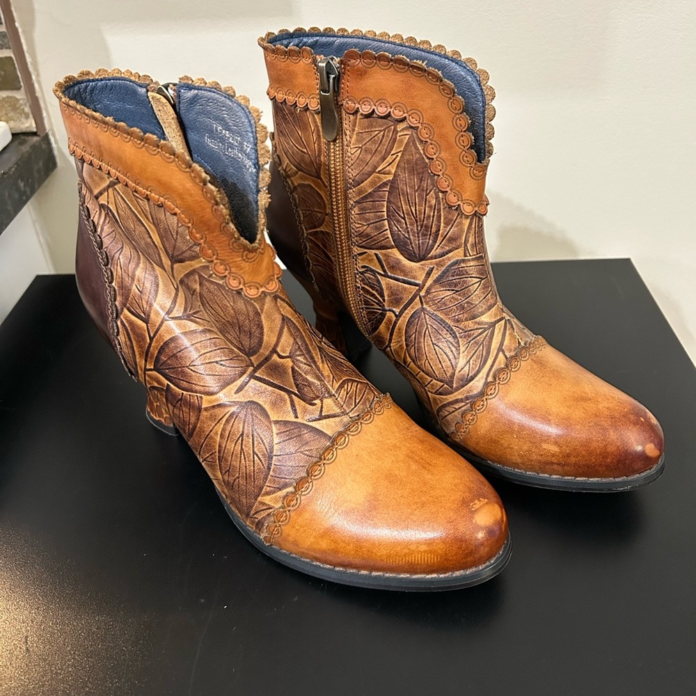 L’artiste Ankle Booties